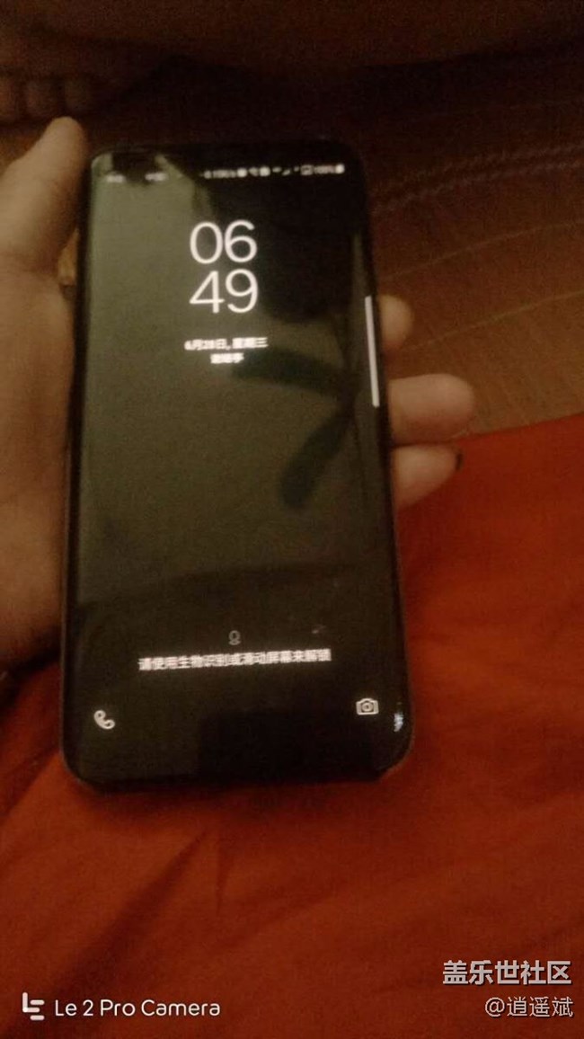 手機(jī)右下角有一塊地方有很多彩色斑點(diǎn)