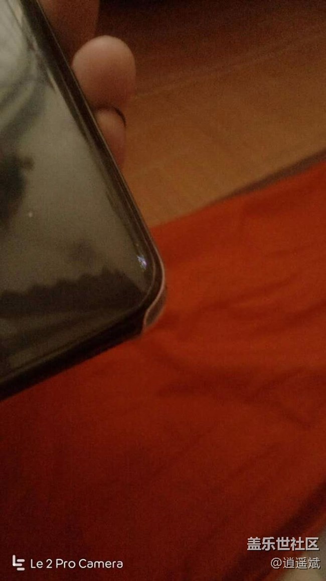 手機(jī)右下角有一塊地方有很多彩色斑點(diǎn)