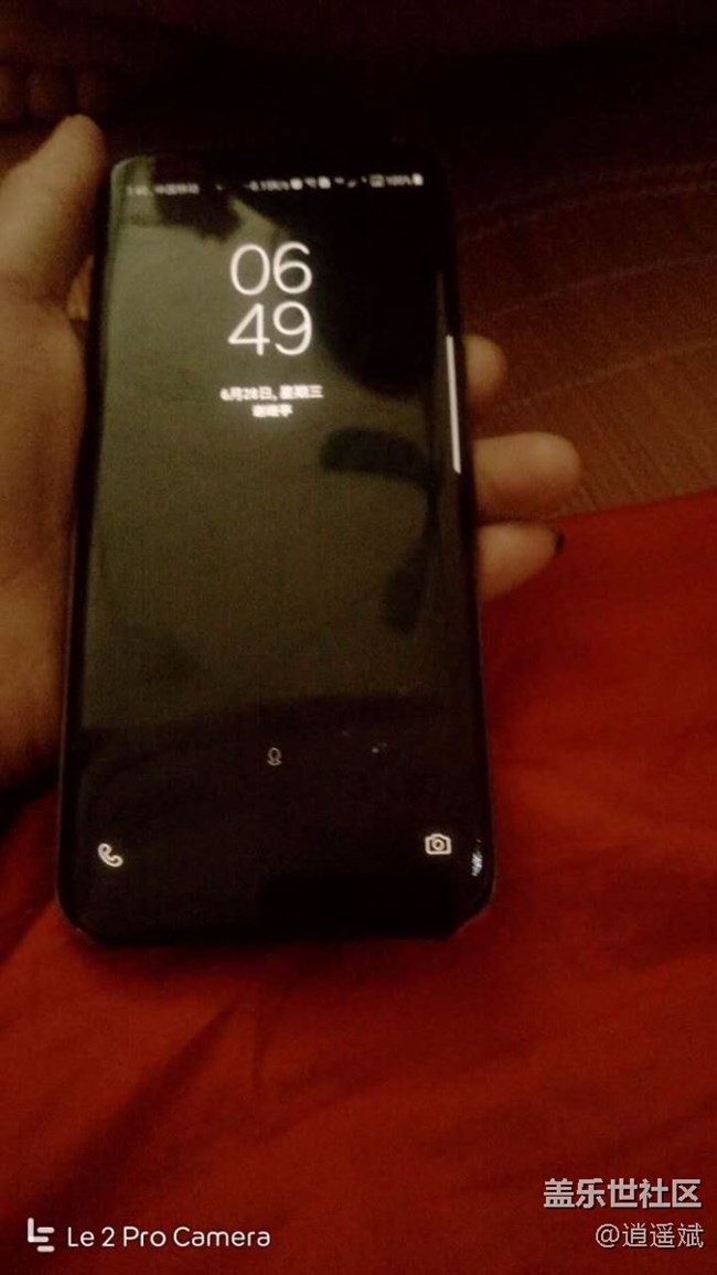 手機(jī)右下角有一塊地方有很多彩色斑點(diǎn)