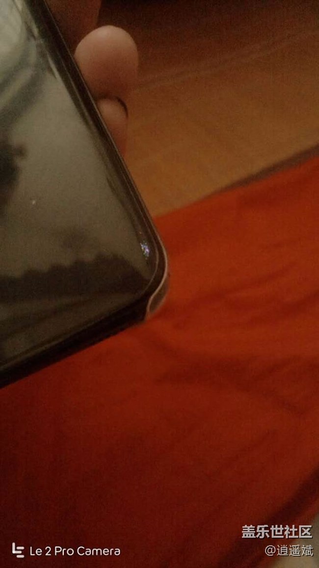 手機(jī)右下角有一塊地方有很多彩色斑點(diǎn)