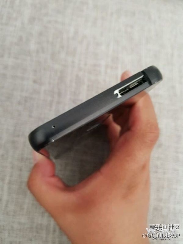 5999元!三星S8直屏版現(xiàn)身閑魚(yú):支持屏下指紋