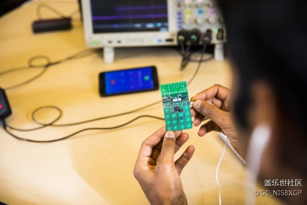 再不用擔(dān)心沒電 全球首款無電池手機誕生了 再不用擔(dān)心沒電 全球首款無電池手機誕生了