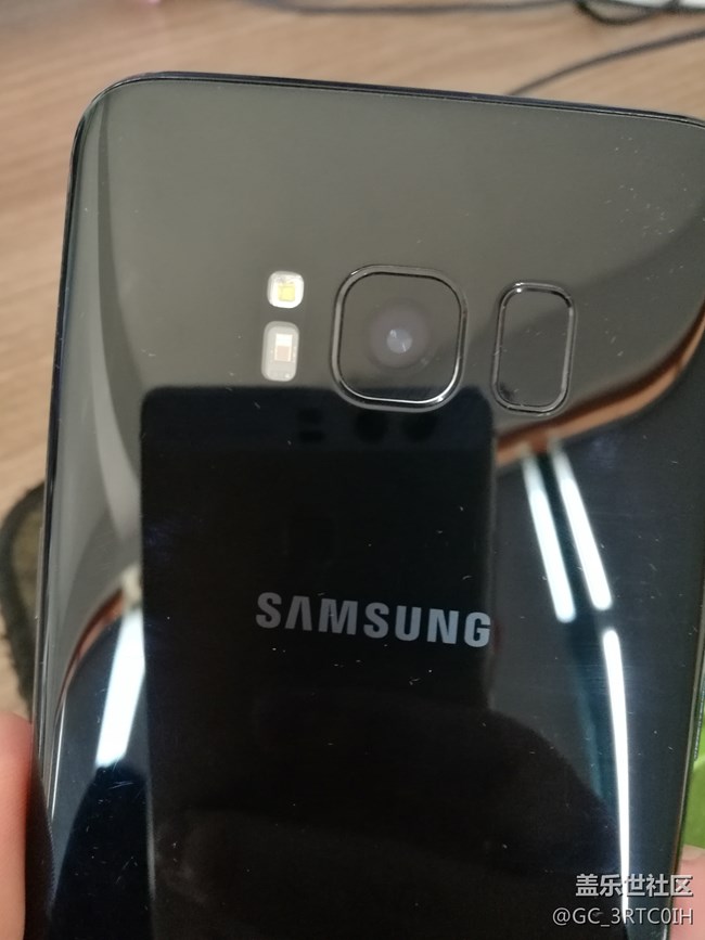 s8使用一個(gè)多月，攝像頭右下角掉漆嚴(yán)重！?。?！