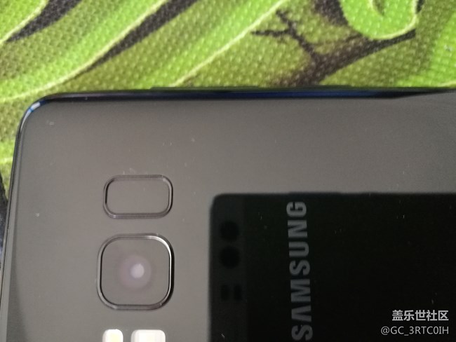 s8使用一個(gè)多月，攝像頭右下角掉漆嚴(yán)重?。。?！