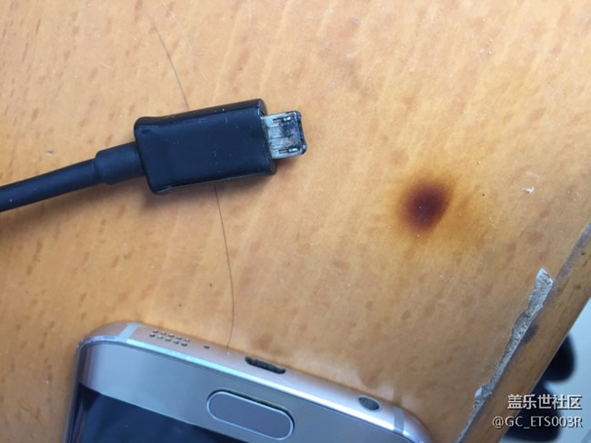 三星晚上充電直接燒毀，多虧發(fā)現(xiàn)早。