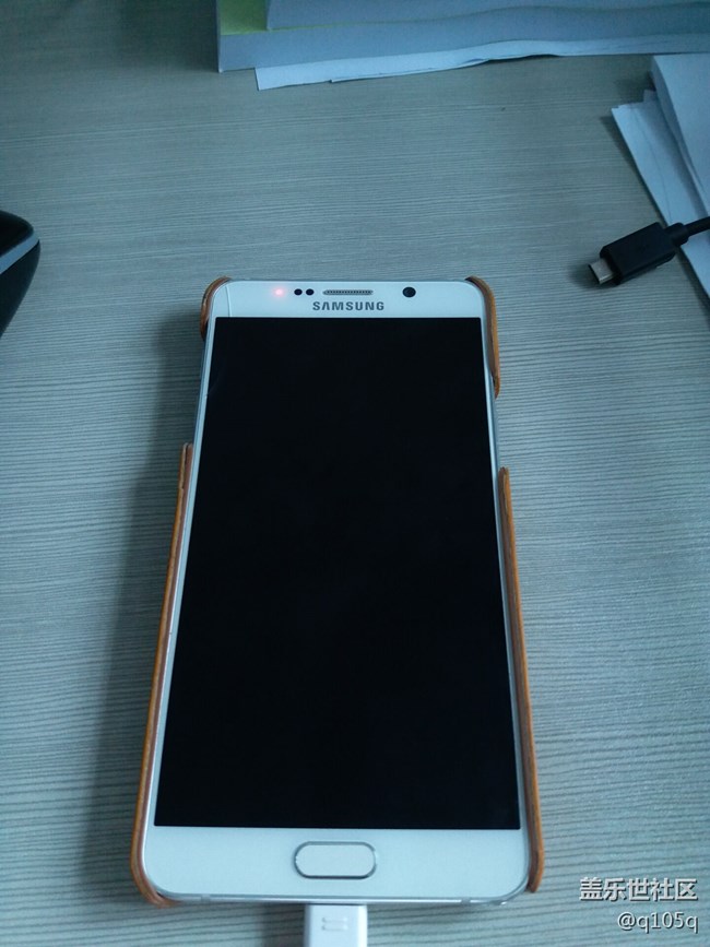 屏幕被摔出一條痕后，不敢裸奔了……