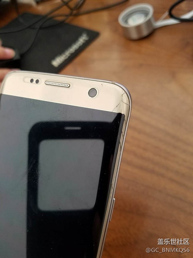 s7edge質(zhì)量太差，玩?zhèn)€王者榮耀竟然會炸后蓋，各位要小心了