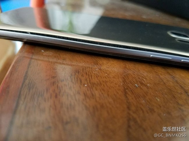 s7edge質(zhì)量太差，玩?zhèn)€王者榮耀竟然會炸后蓋，各位要小心了