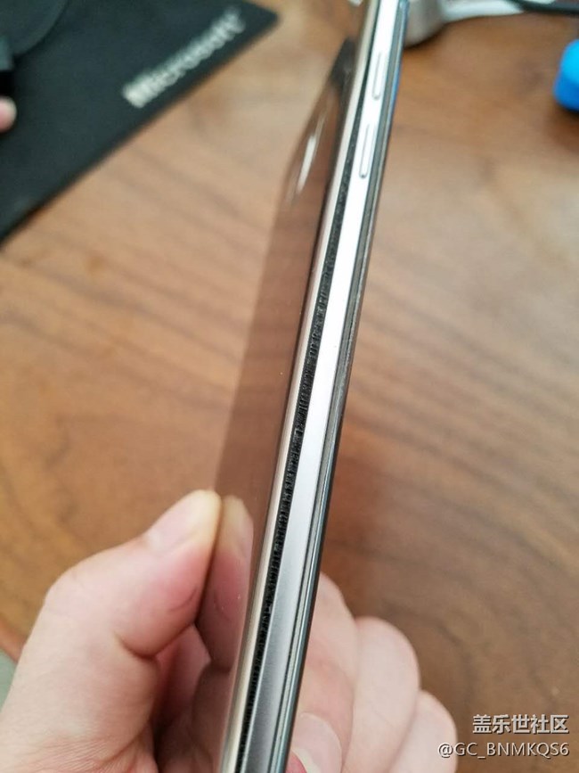 s7edge質(zhì)量太差，玩?zhèn)€王者榮耀竟然會炸后蓋，各位要小心了