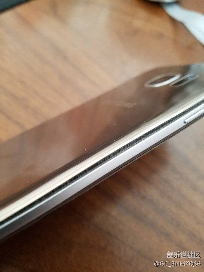 s7edge質(zhì)量太差，玩?zhèn)€王者榮耀竟然會炸后蓋，各位要小心了