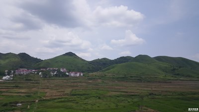 高鐵途徑的山村風景