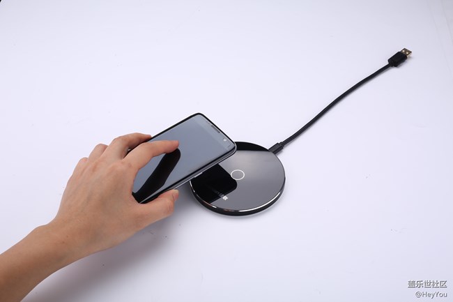 隨便拍拍送的綠聯(lián)無線充電器