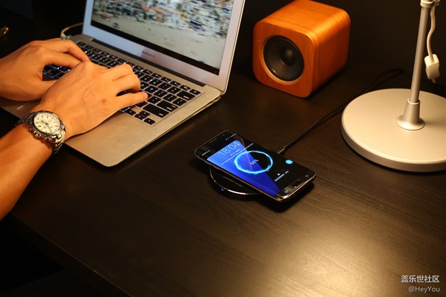 隨便拍拍送的綠聯(lián)無線充電器