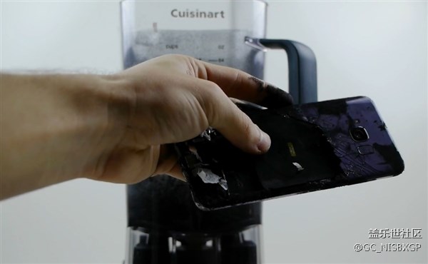 看著肉疼，當(dāng)三星S8和蘋果iPhone 8放進(jìn)攪拌機(jī)之后…