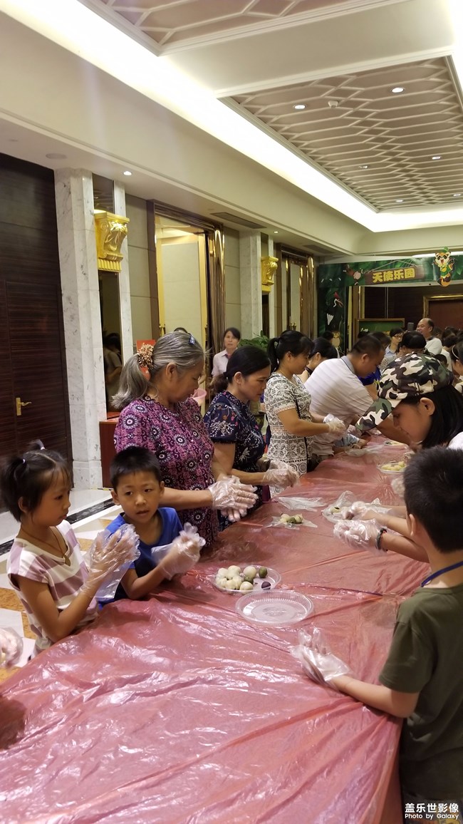 十一假期團(tuán)圓季+制作月餅