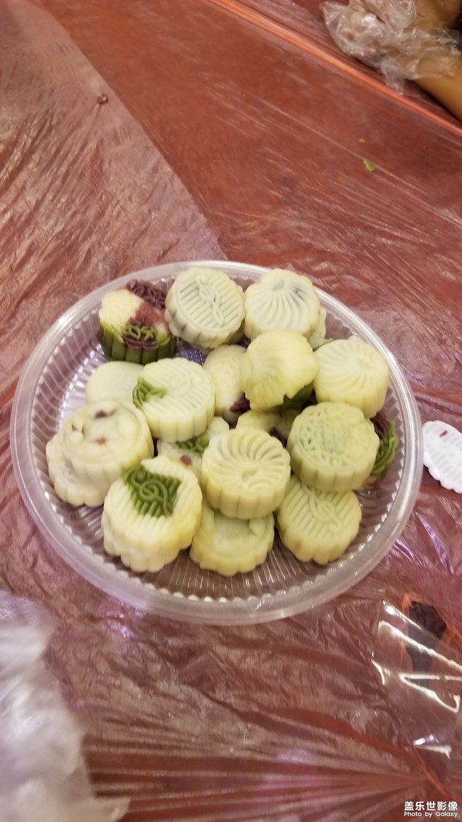 十一假期團(tuán)圓季+制作月餅