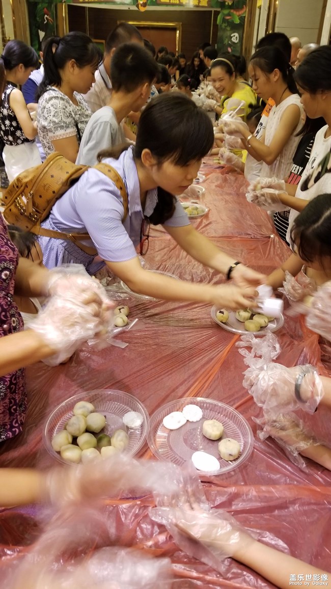 十一假期團(tuán)圓季+制作月餅