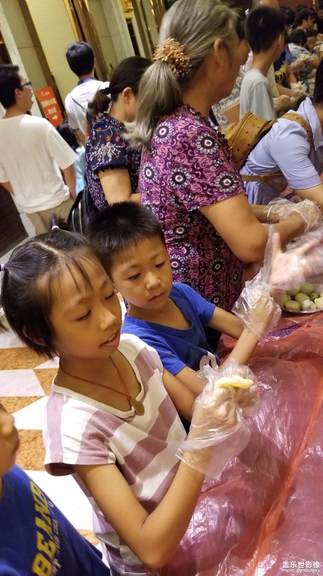 十一假期團(tuán)圓季+制作月餅