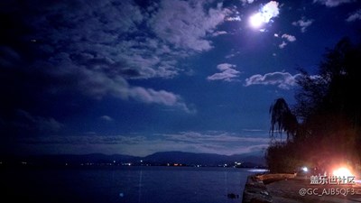 原來(lái)，夜空可以這么美。