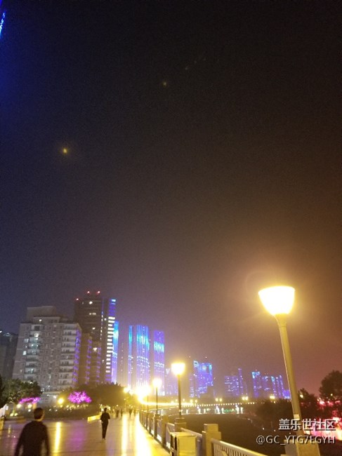 為啥夜拍有光點(diǎn)？