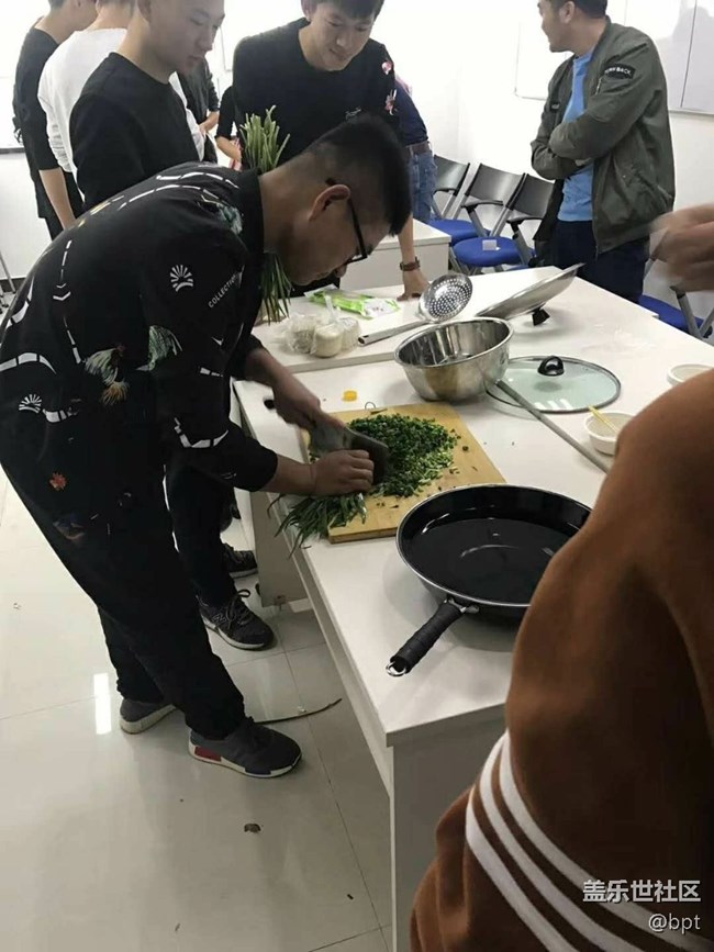 新疆分公司庫爾勒小區(qū)奔跑團(tuán)--好吃不過餃子，溫暖不過團(tuán)隊