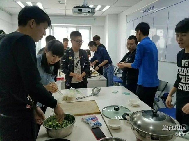 新疆分公司庫爾勒小區(qū)奔跑團(tuán)--好吃不過餃子，溫暖不過團(tuán)隊