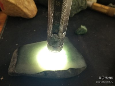 隨手拍一組，從翡翠原石到翡翠成品小掛件的過程