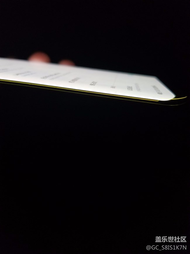 屏幕特性，并不是所謂的漏光。