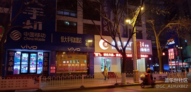 發(fā)幾張家里的照片，晚上的，這手機(jī)很方便照相
