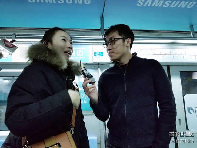 看三星Bixby攻占整個一號線不說 又偶遇王自如采訪路人！