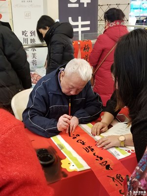 【紅紅火火過(guò)大年】寫(xiě)對(duì)聯(lián)