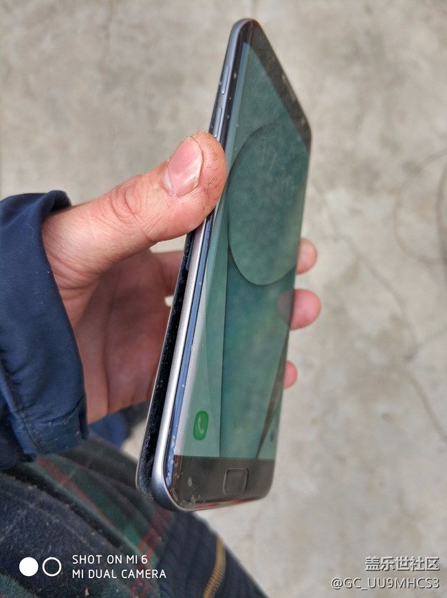 手機(jī)后蓋跟機(jī)體分開了，有同樣的么？