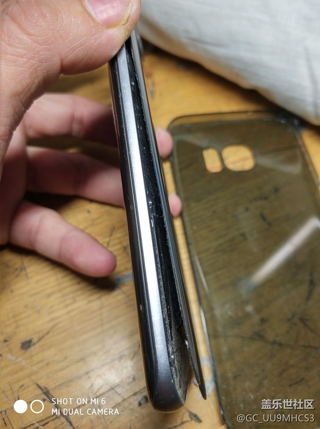 有誰的手機后蓋跟機體分開的？