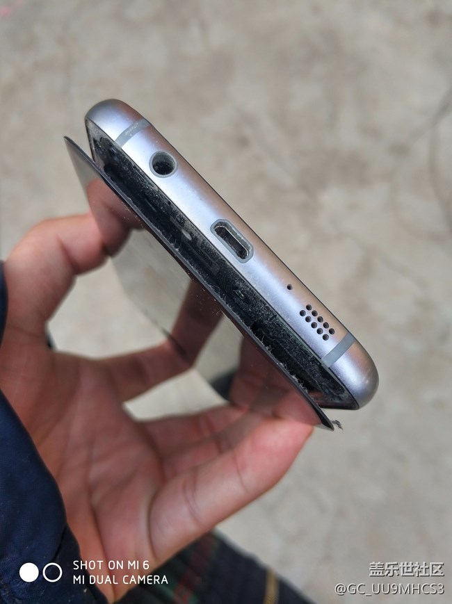 手機(jī)后蓋跟機(jī)體分開了，有同樣的么？