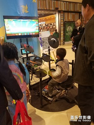 全神貫注的小音樂家