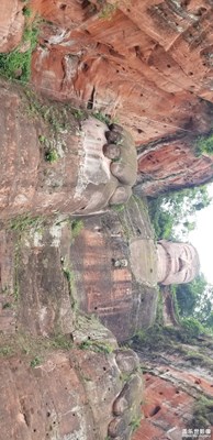 腳踏三江，背負(fù)九峰，遠(yuǎn)眺峨眉，近瞰樂(lè)山，雄偉壯觀。