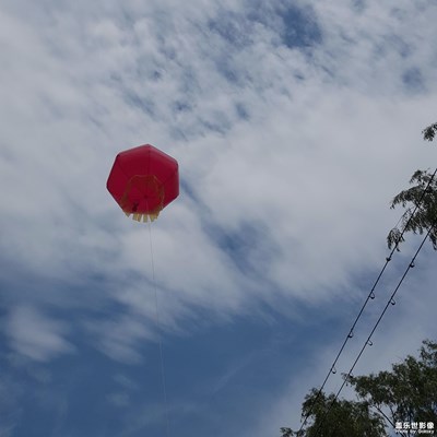 請選出與藍天白云不和諧的片子。