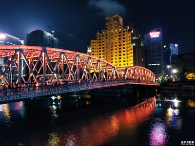 夜色下的黃浦江岸