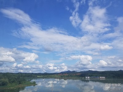 愛就像藍天白云， 晴空萬里