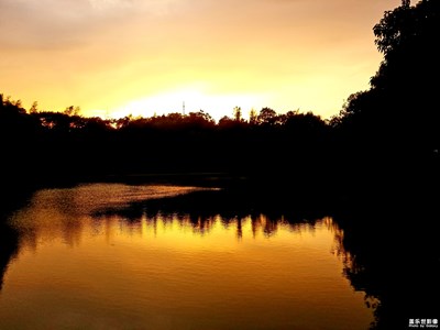 湖畔夕陽