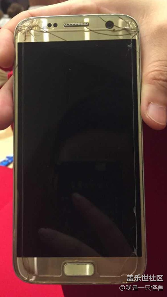 請(qǐng)問三星S7直板的外面屏幕碎了，可以換嗎？謝謝