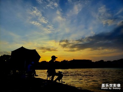 夕陽下的垂釣者