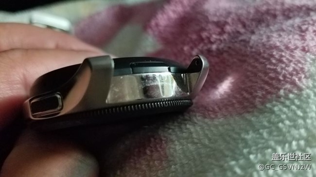 Galaxy watch的這個(gè)是什么？難道是預(yù)留的插卡口？！