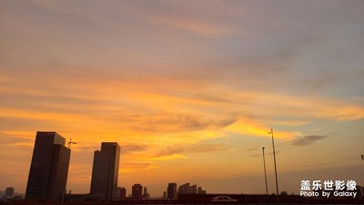 堵車，發(fā)現(xiàn)晚霞美景，瞬間心情好了許多