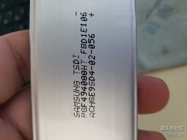 某寶買的電池，回來看了半天不放心，又退了，有圖，求鑒定！