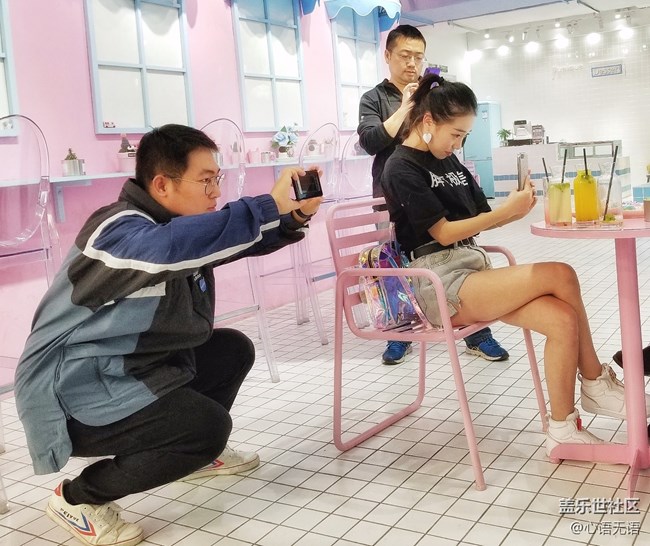 11月，我們在網(wǎng)紅店來拍照