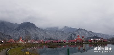 窗含西嶺千秋雪，門(mén)泊東吳萬(wàn)里船。