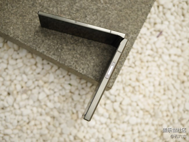 低調奢華優(yōu)雅從容 三星W2019評測（外觀篇）