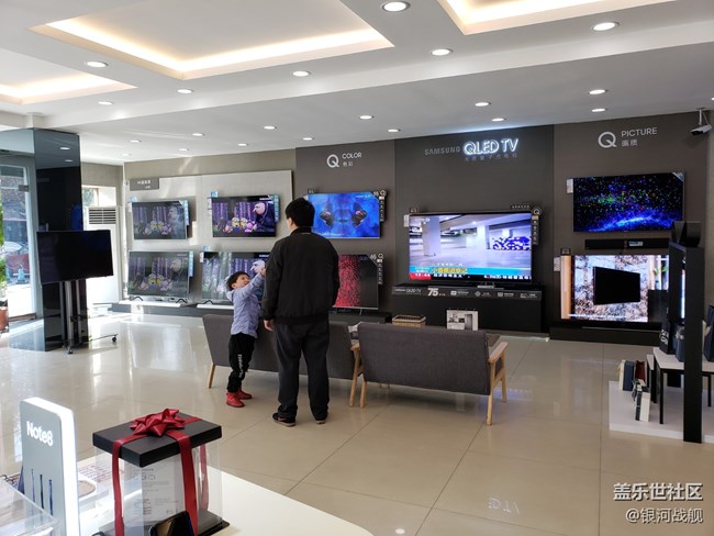 據(jù)說這是全國第一家?guī)ЭХ瑞^的三星全產(chǎn)品體驗(yàn)店哦