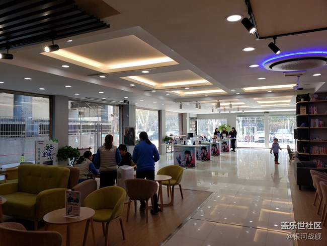 據(jù)說這是全國第一家?guī)ЭХ瑞^的三星全產(chǎn)品體驗(yàn)店哦